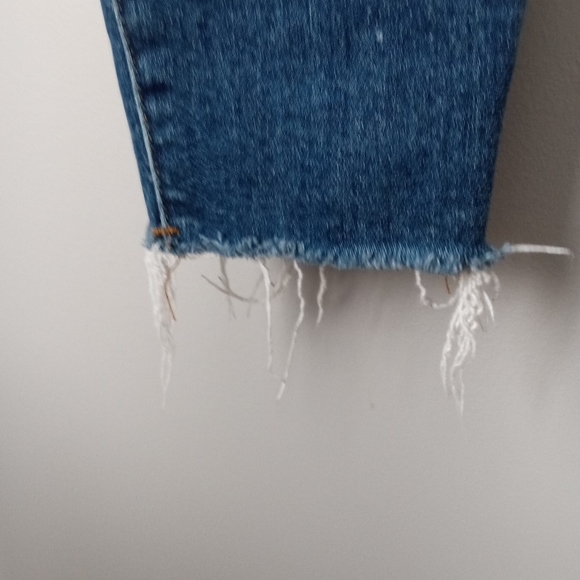 Good American good waist crop raw edge 10/30 dark wash skinn - Picture 4 of 5